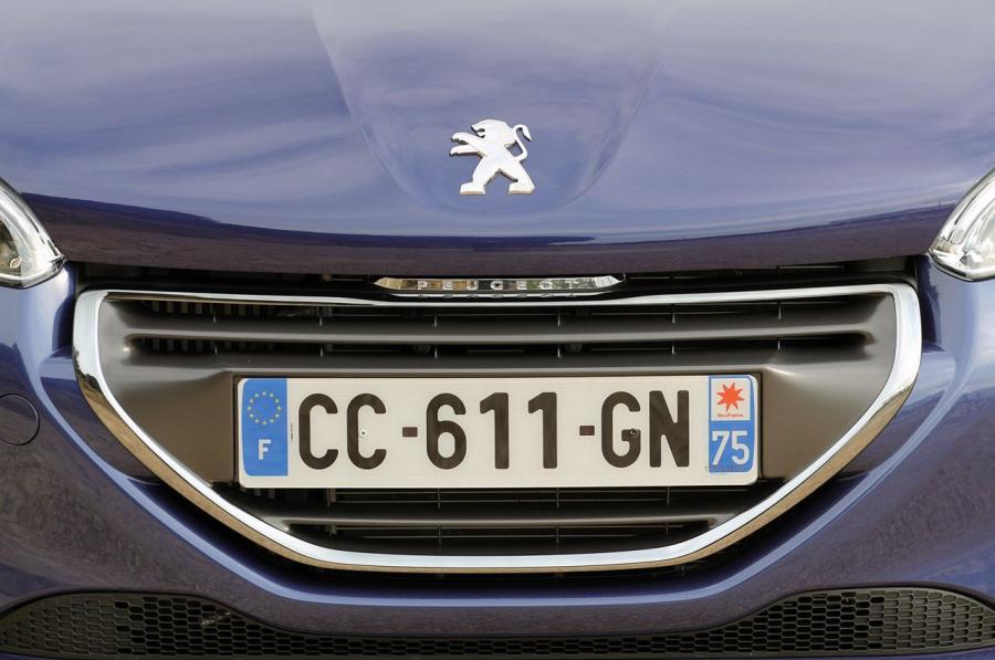  Peugeot 208 5-Door 2012 года  (фото 4 из 73)